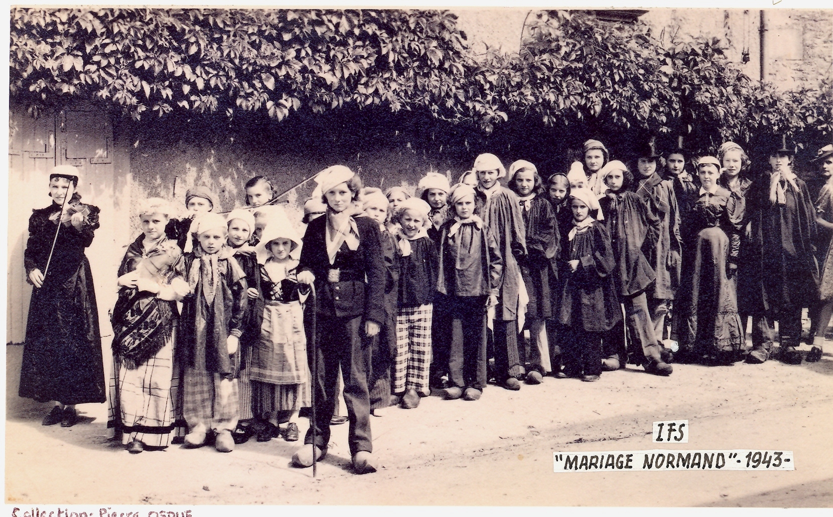 Défilé costumé des jeunes en 1943